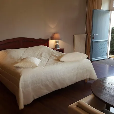 Отель Hotel-restaurant La Montagne Коломбе-ле-дёз-Эглиз